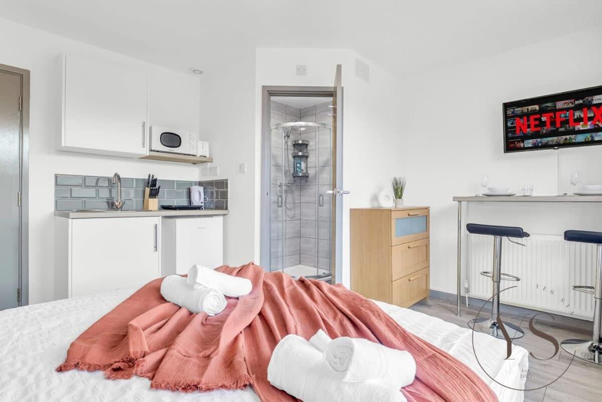 Sienna Longton Studio 2C - Wi-Fi, Alton Towers, Netflix Stoke-on-Trent Экстерьер фото