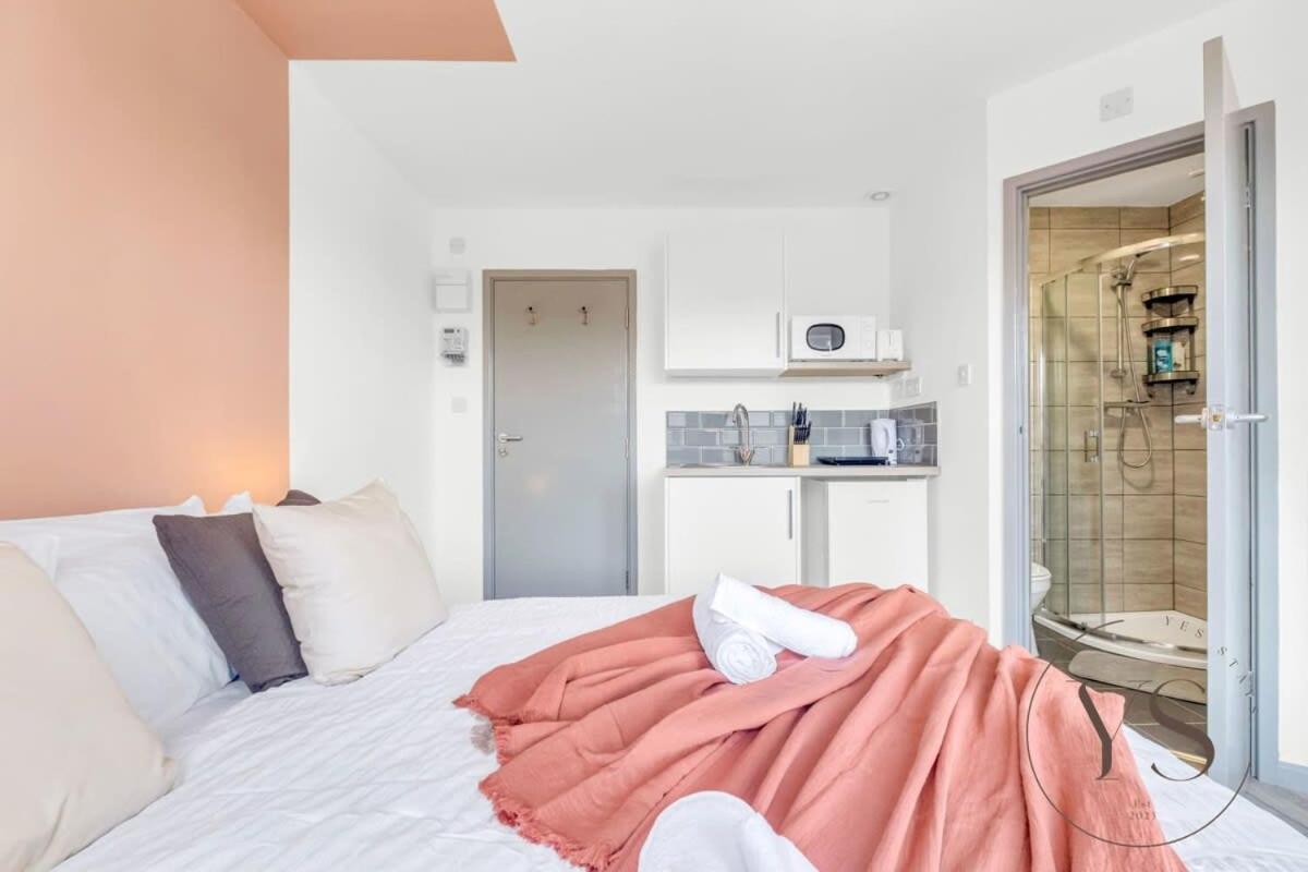 Sienna Longton Studio 2C - Wi-Fi, Alton Towers, Netflix Stoke-on-Trent Экстерьер фото